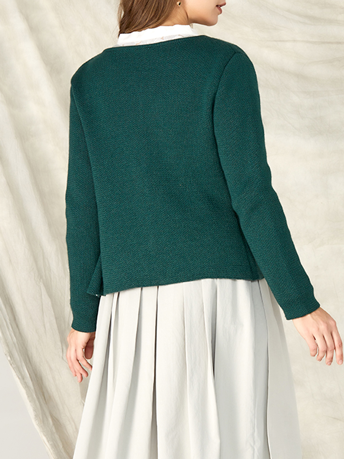 Modernes Dirndl mit Kurzarmbluse in trendigem Design