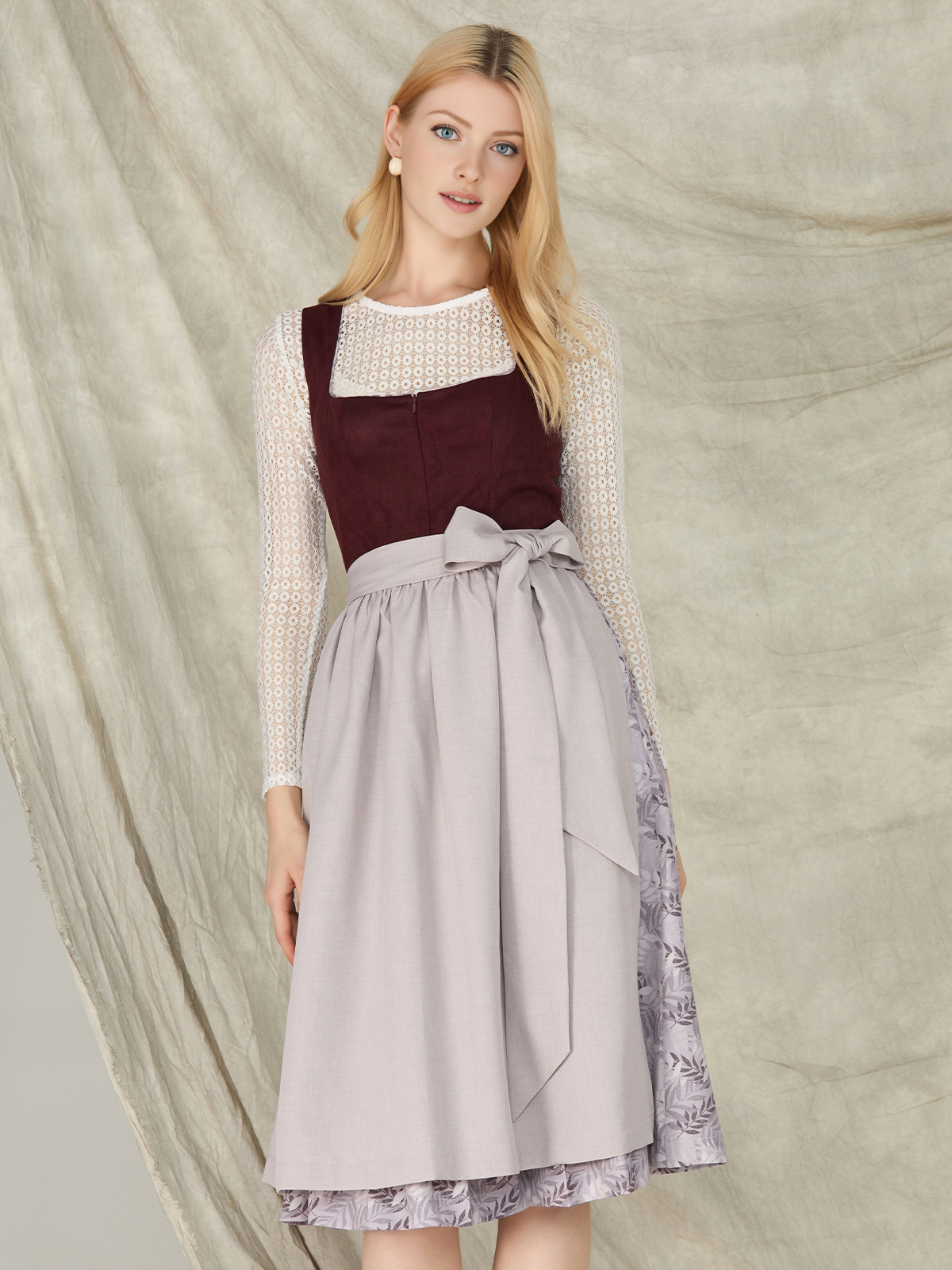 Modernes lila Mini Dirndl mit trendigem Schnitt