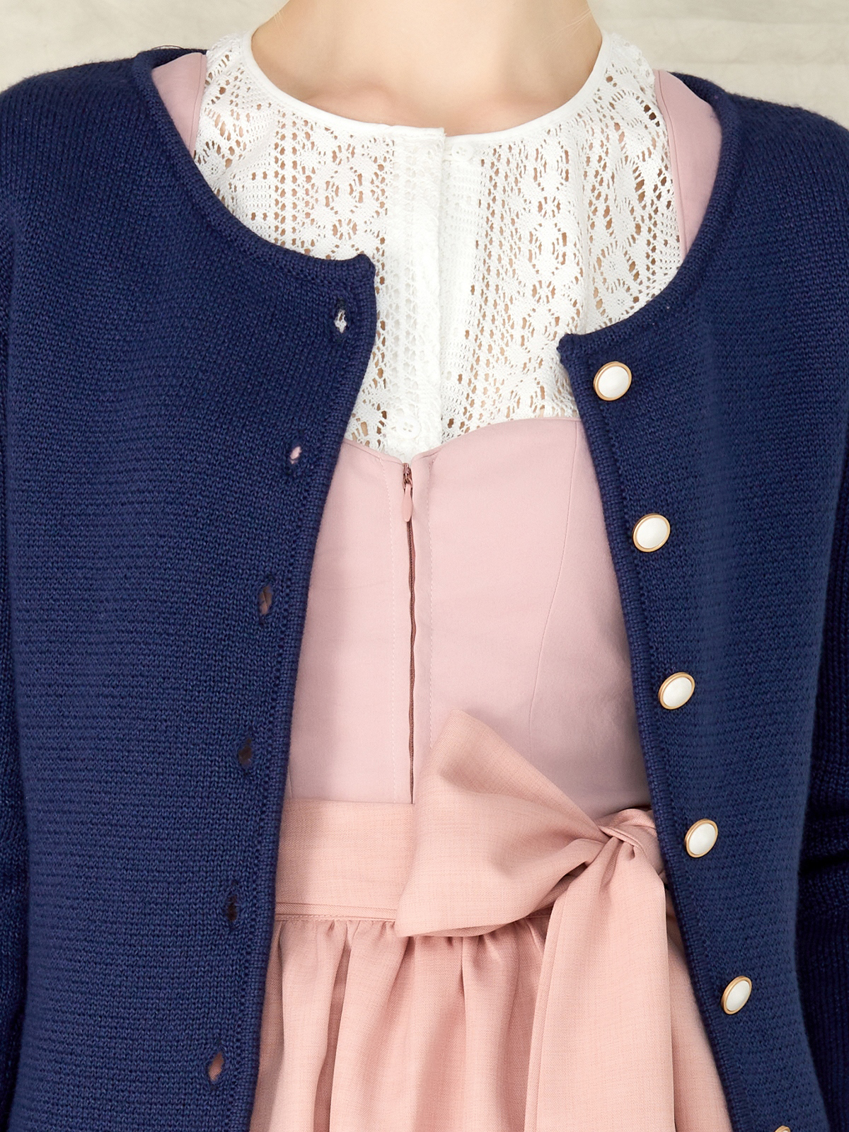 Modernes Dirndl in Marineblau