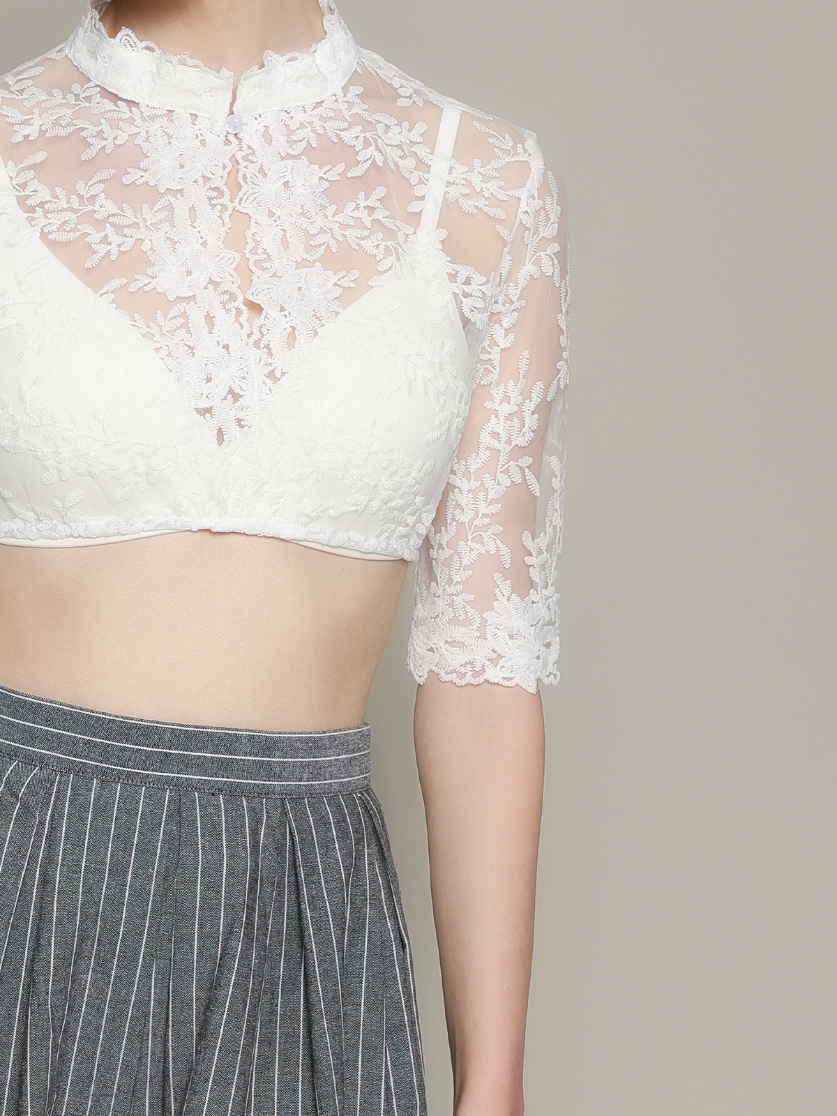 Modernes weißes Dirndl mit schlichter Eleganz