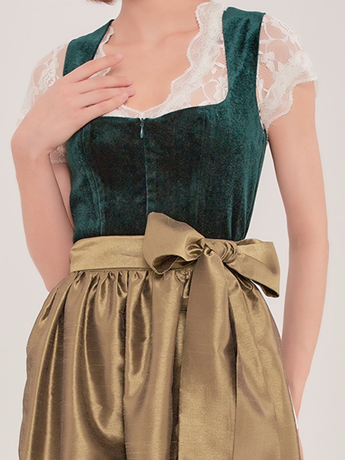 Traditionelles blaues Dirndl mit floralen Details