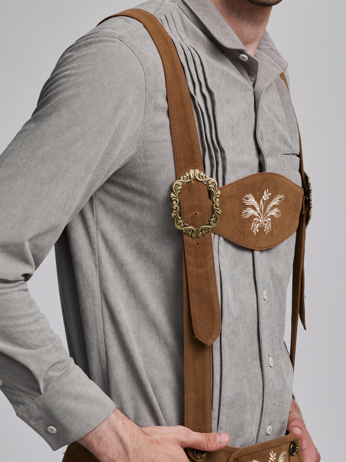 Traditionelle Dirndlbluse mit Lederschürze