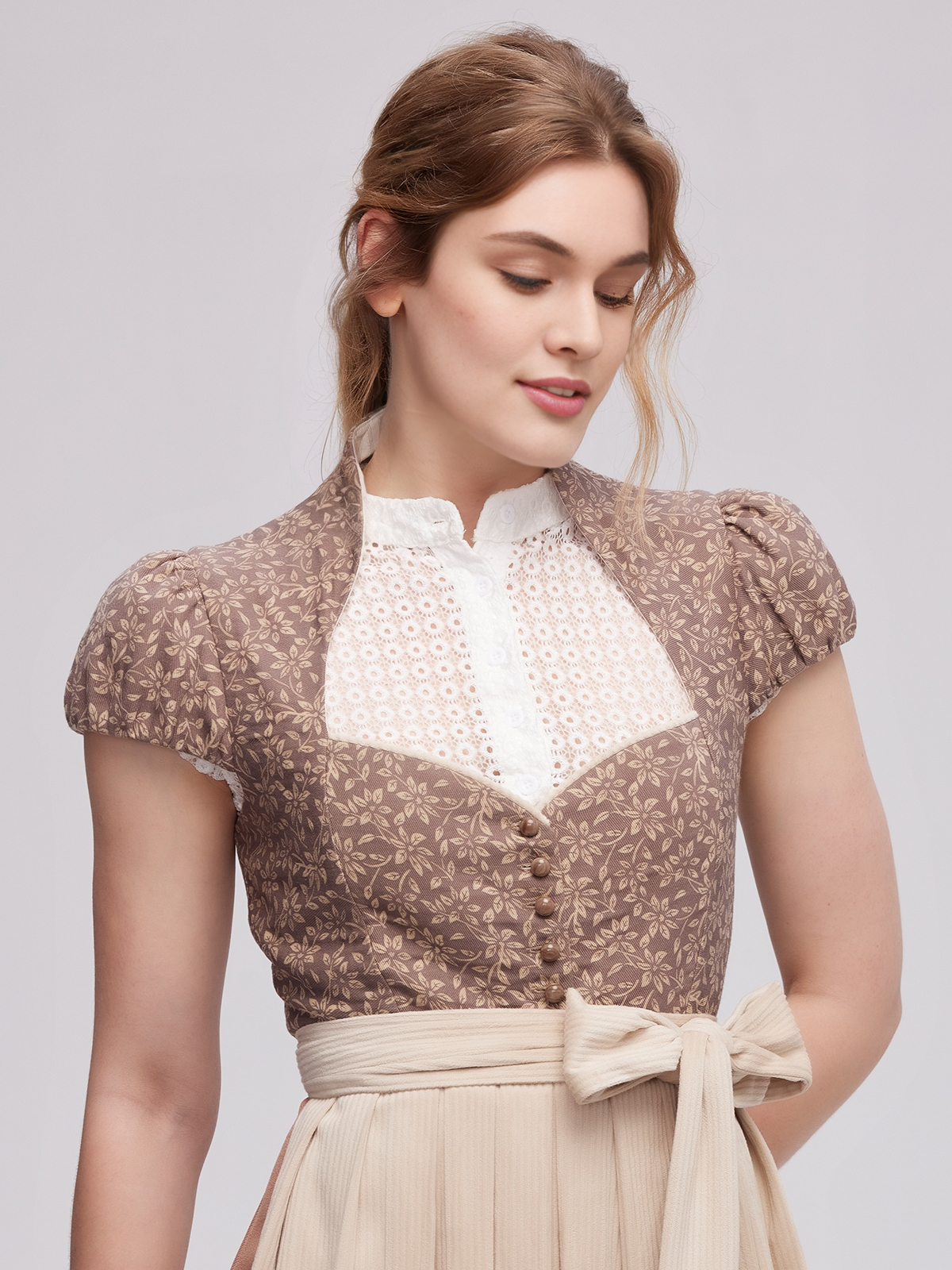 Dirndl Samt Braun – Eleganz und Tradition