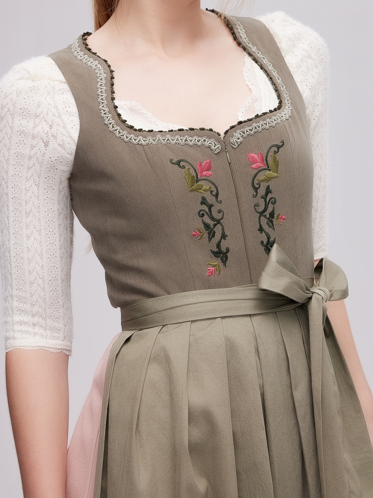 Modernes blaues Dirndl mit geradem Ausschnitt