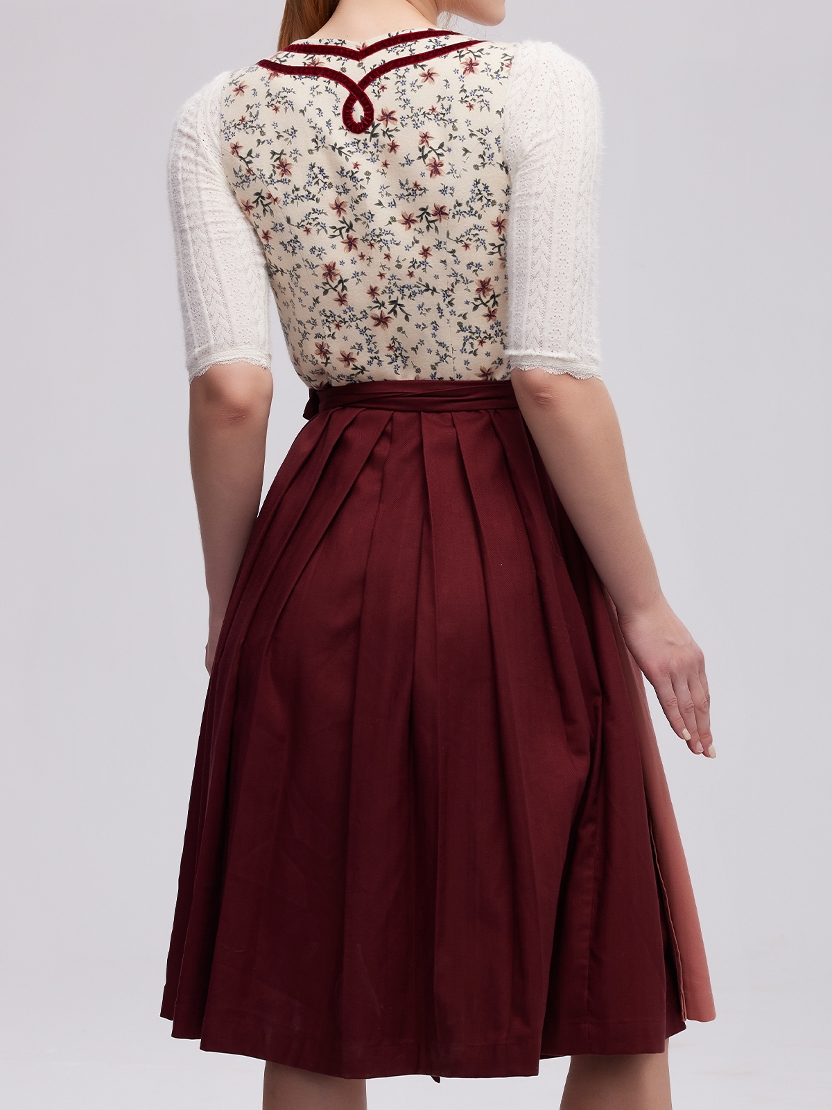 Tradition meets Modern: Ein rotes Ehreer Dirndl mit zeitgemäßem Schnitt