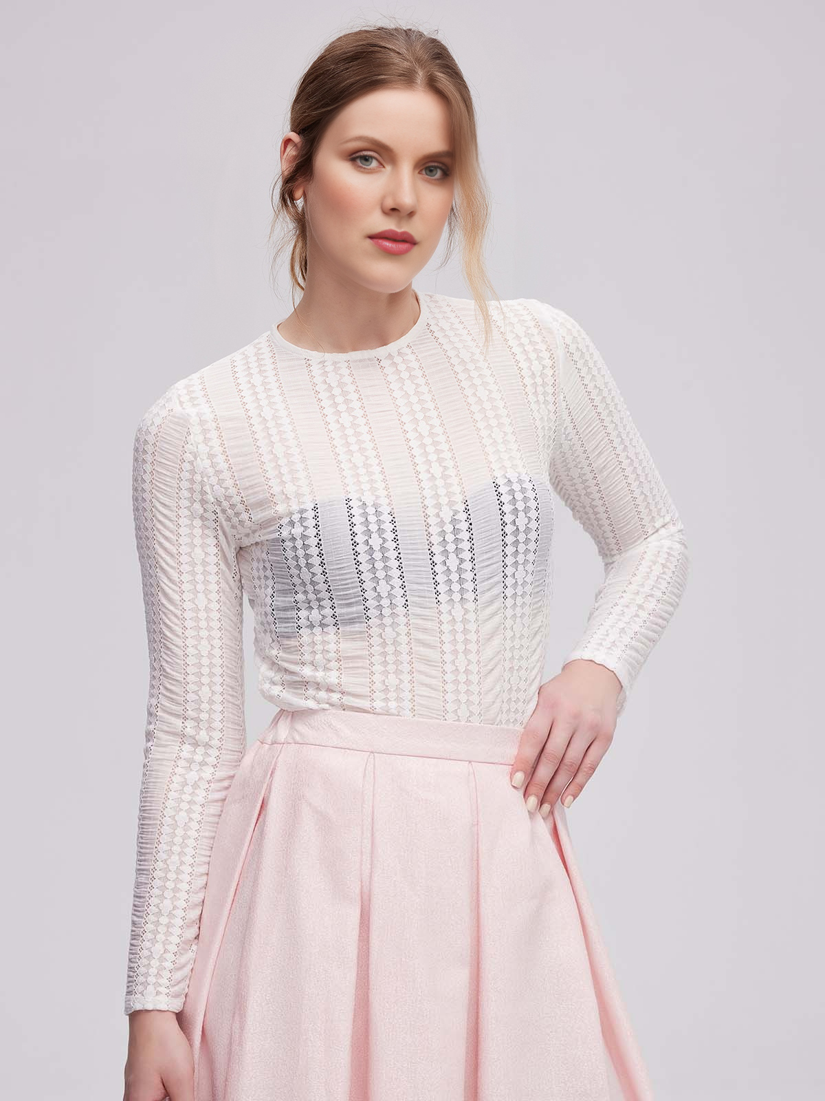 Modernes Dirndl in Gelb – elegant und vielseitig