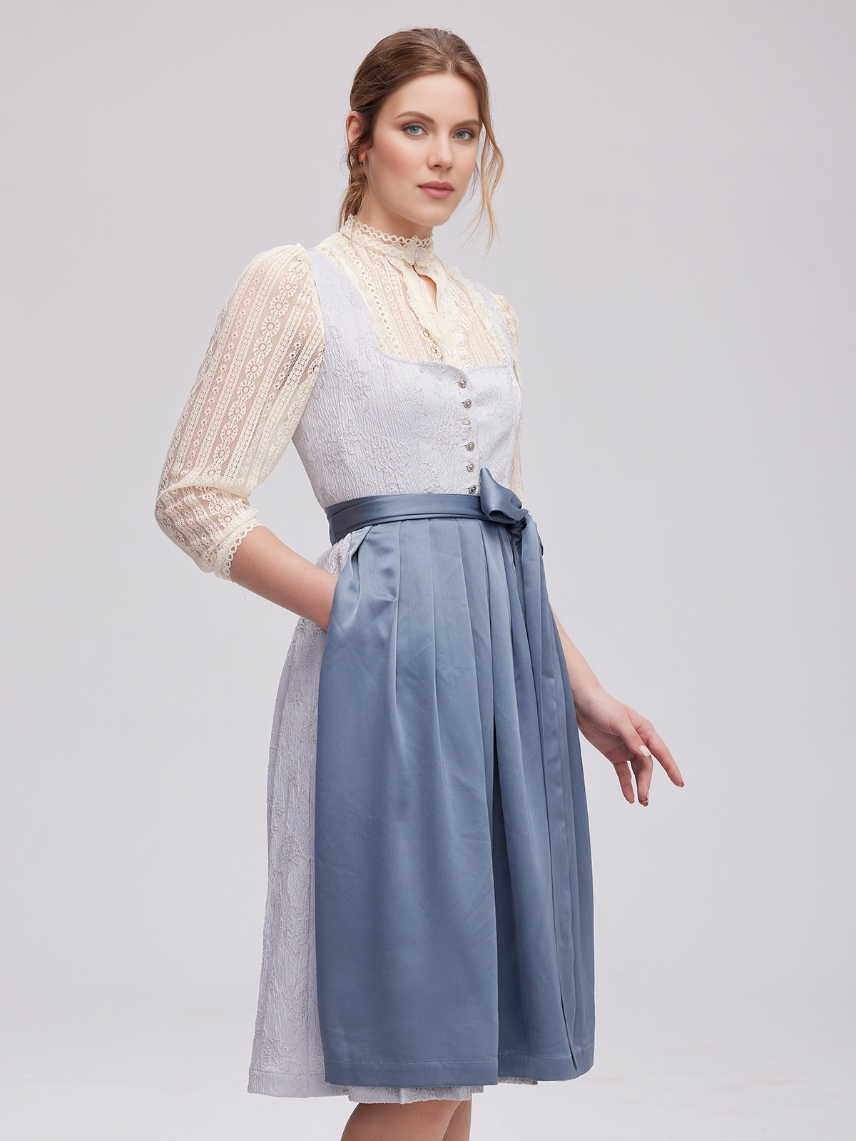 Modernes Dirndl in Blau mit raffiniertem Ausschnitt