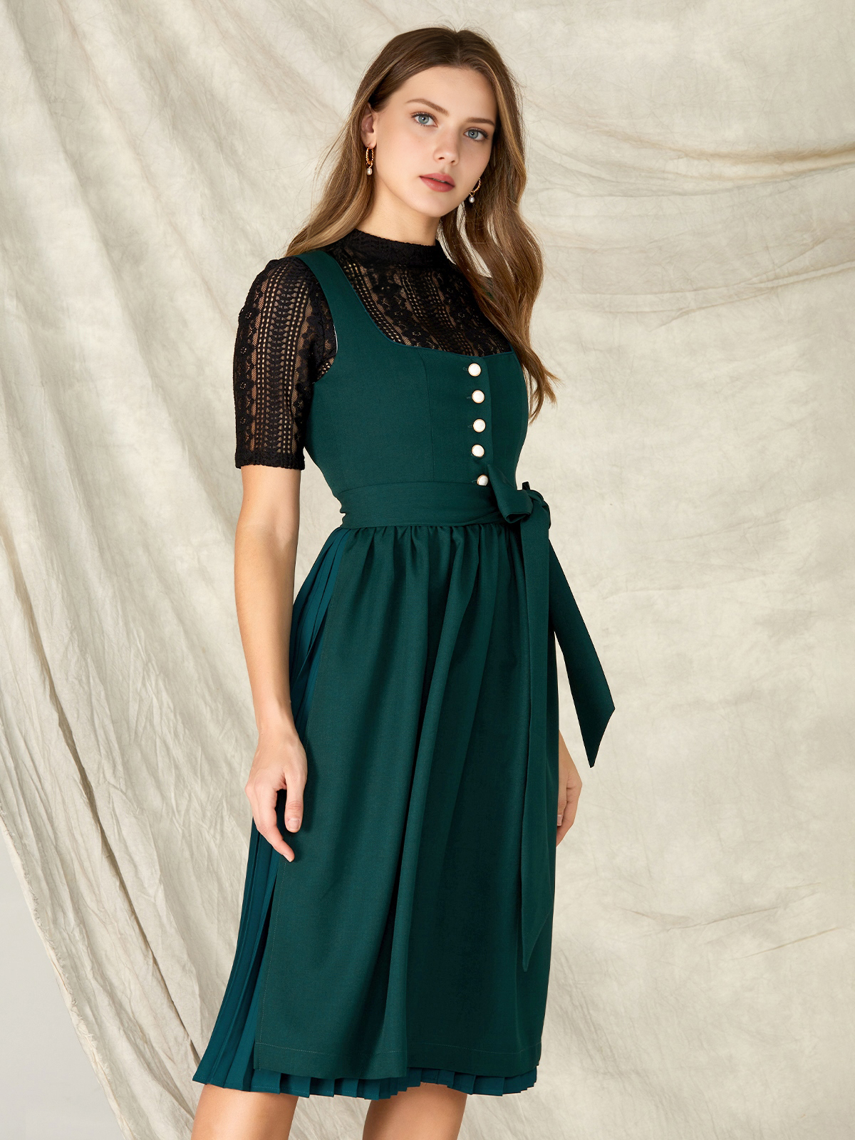Ein elegantes grünes Ja Mei Dirndl