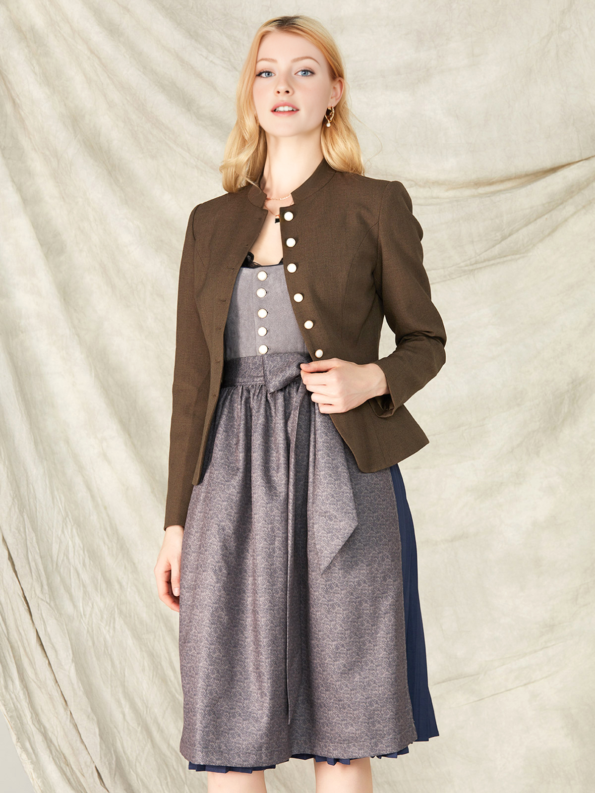 Moderne Dirndl-Kleider in urbanem Stil