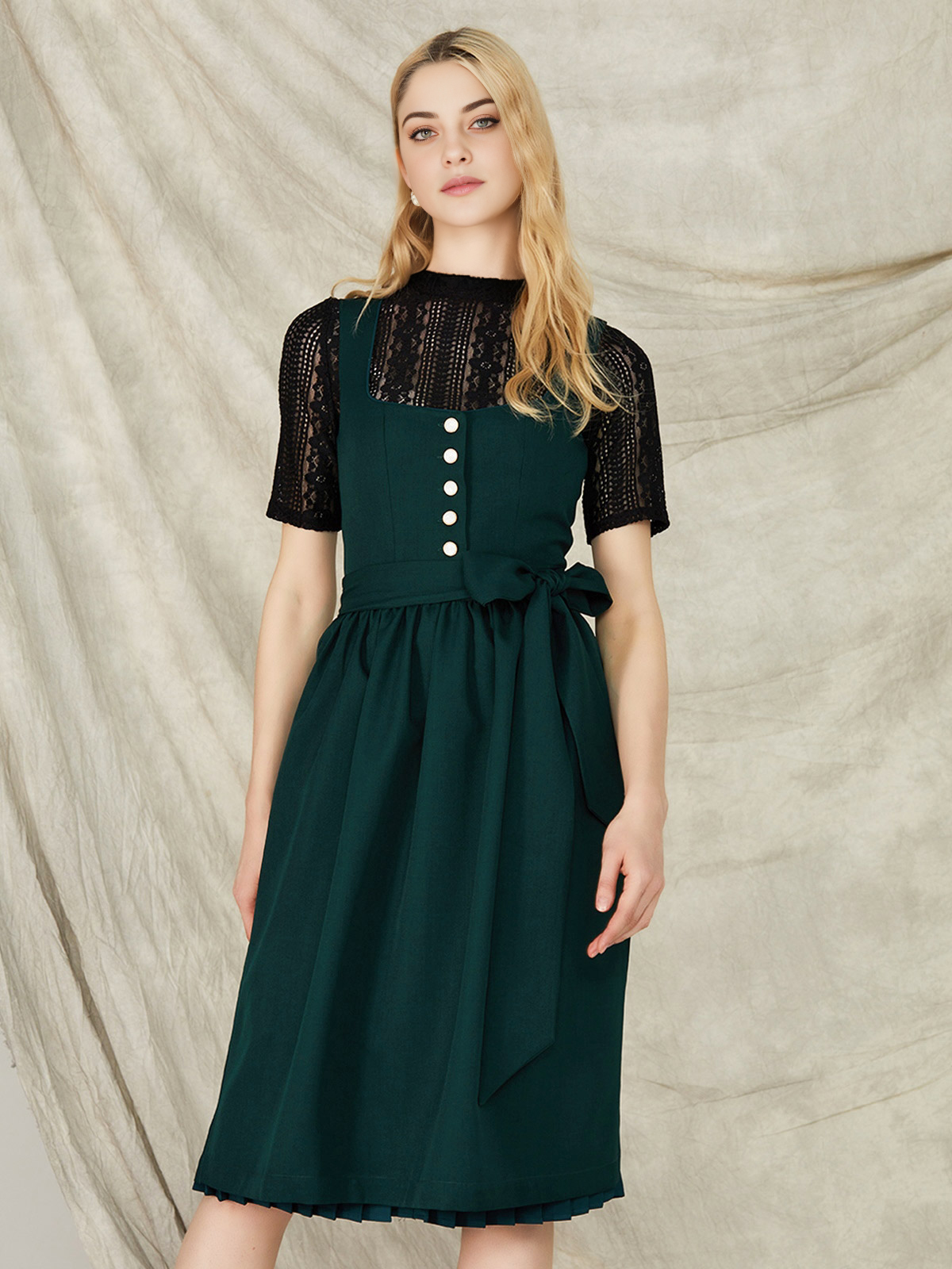 Dirndl in Grün mit traditionellem Schnitt