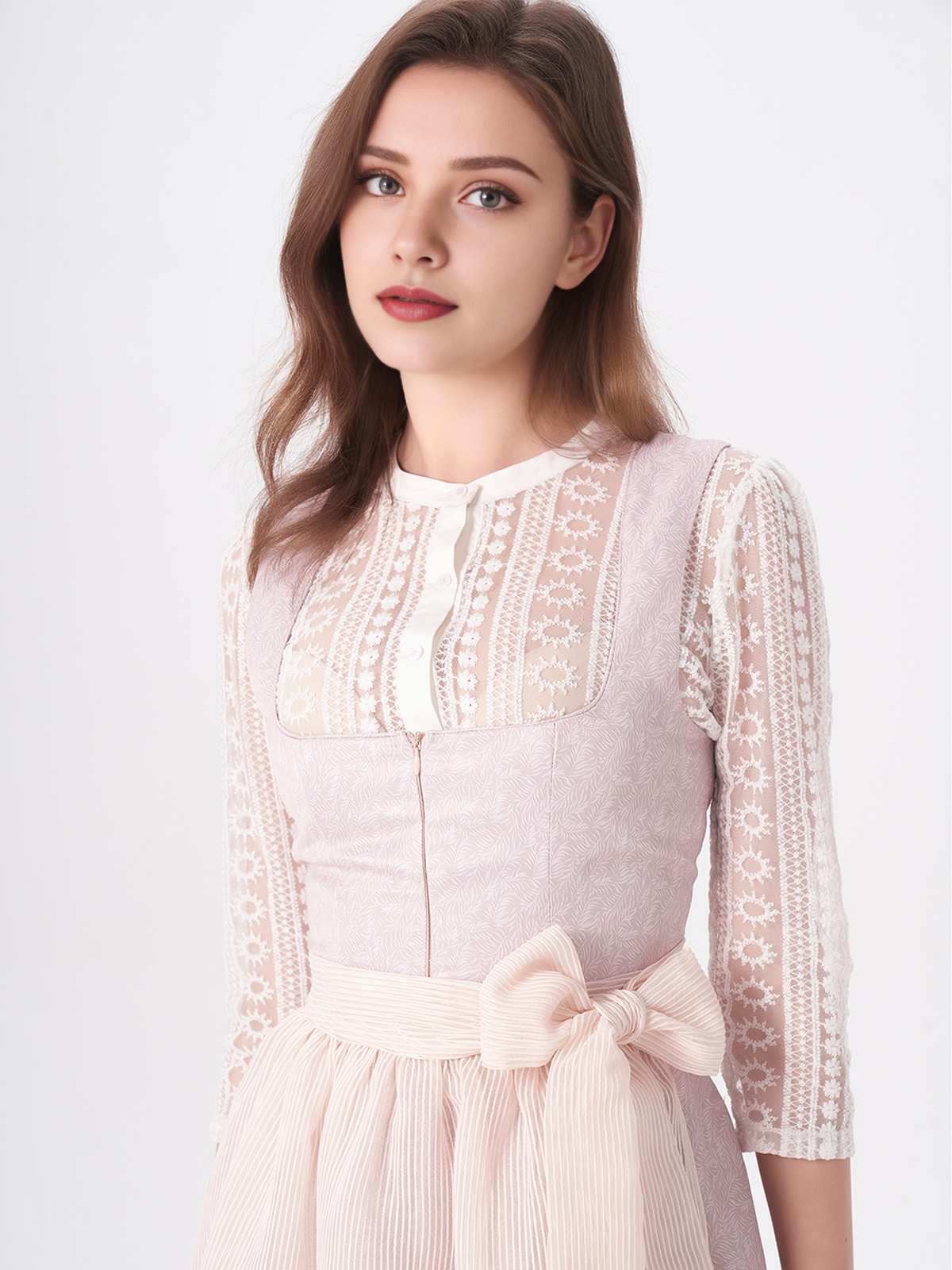 Ein rosa Dirndl mit floralen Details – perfekt für festliche Anlässe