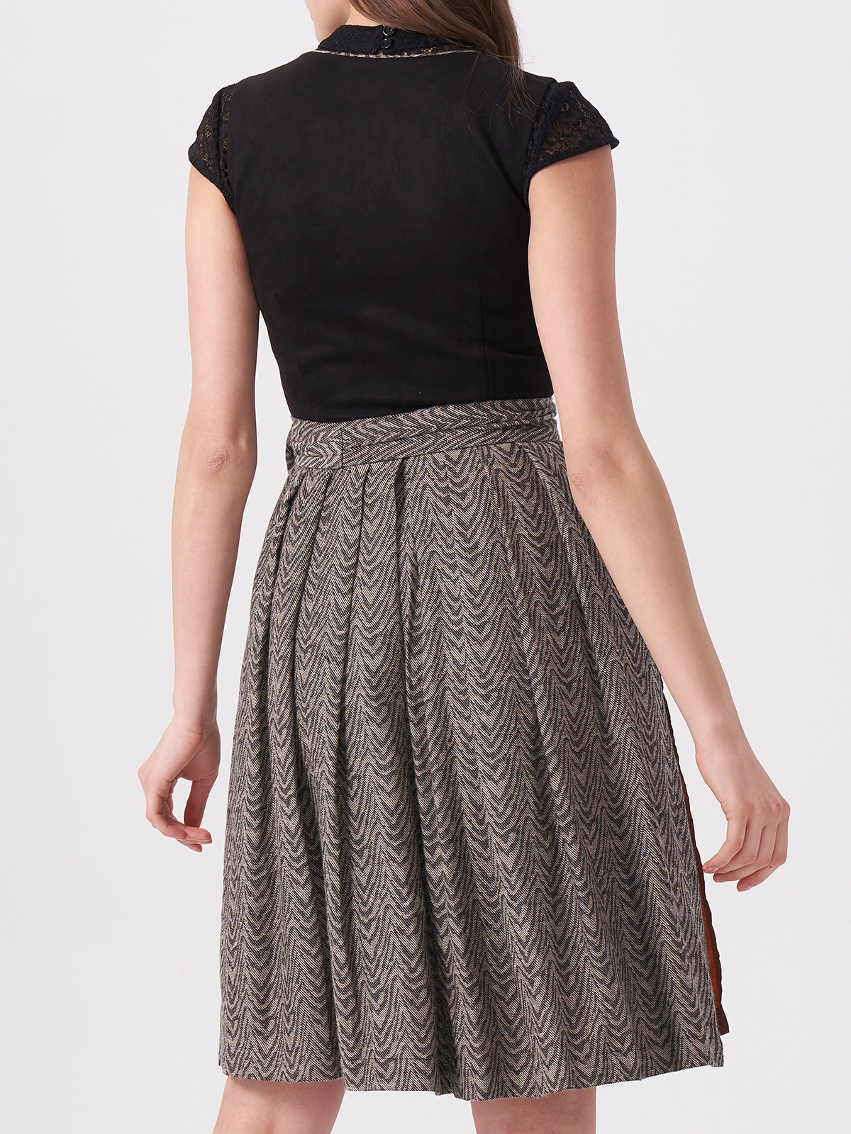 Modernes schwarzes Dirndl mit schlanker Silhouette