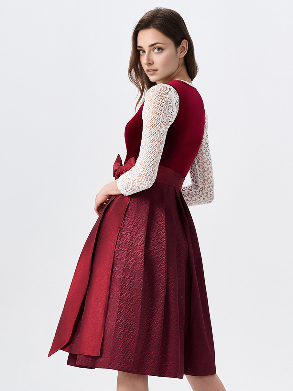 Dirndl mit Spitze in Rot – ein Blickfang für jeden Anlass