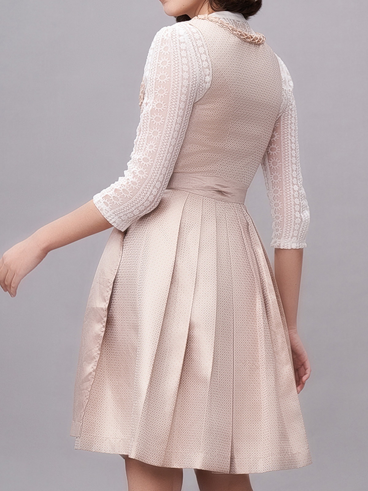 Dirndl in Beige – stilvoll und günstig