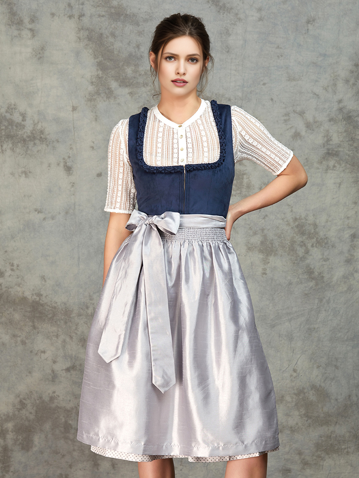 Beige Dirndlbluse in eleganter Kombination