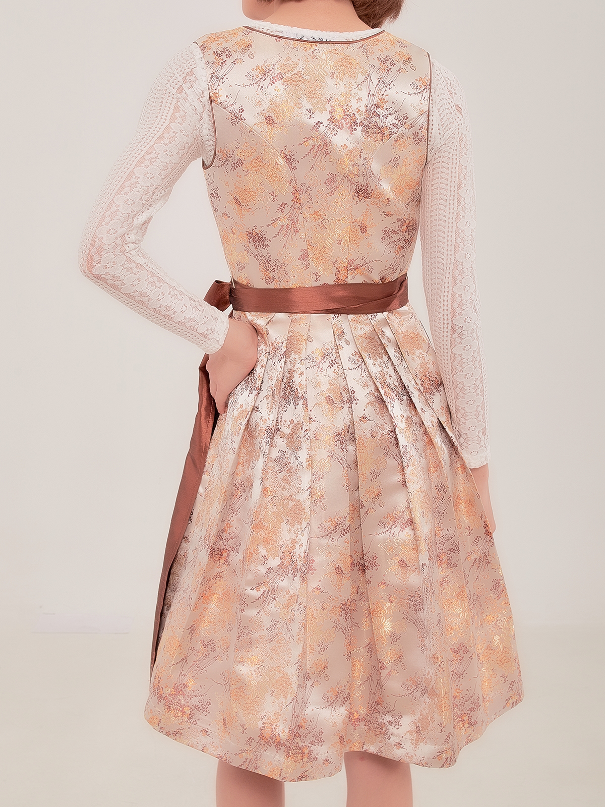 Blaues Dirndl mit floralen Details