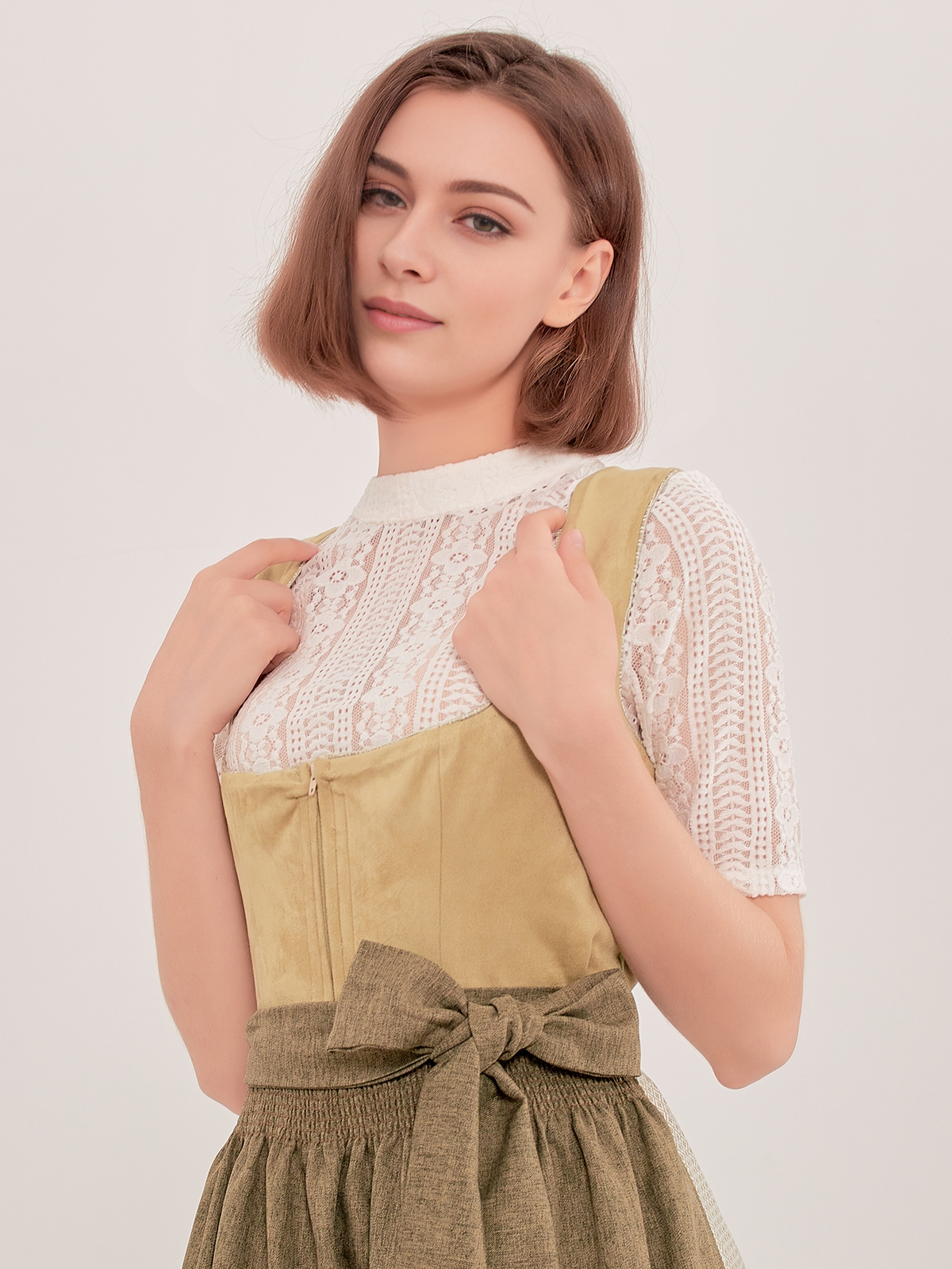 Modernes grünes Dirndl mit floralen Akzenten