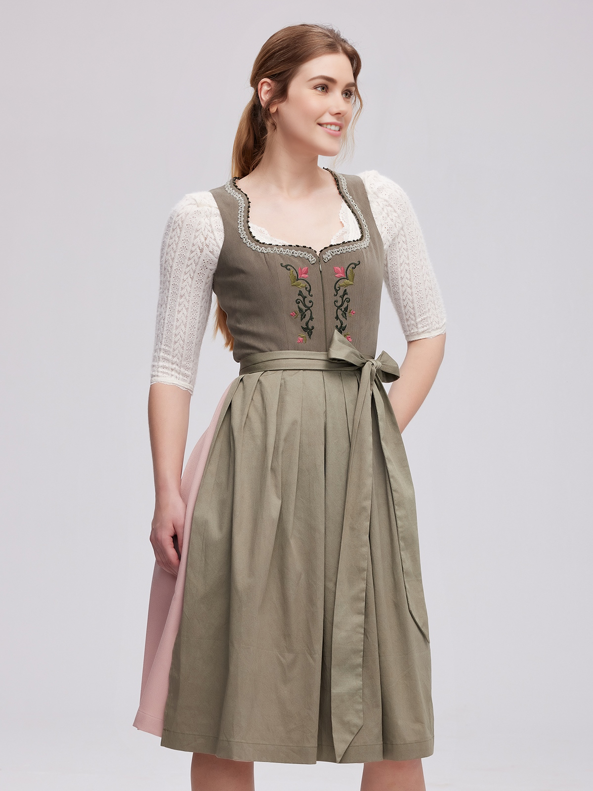 Schwarzes Julias Dirndl mit modernem Schnitt
