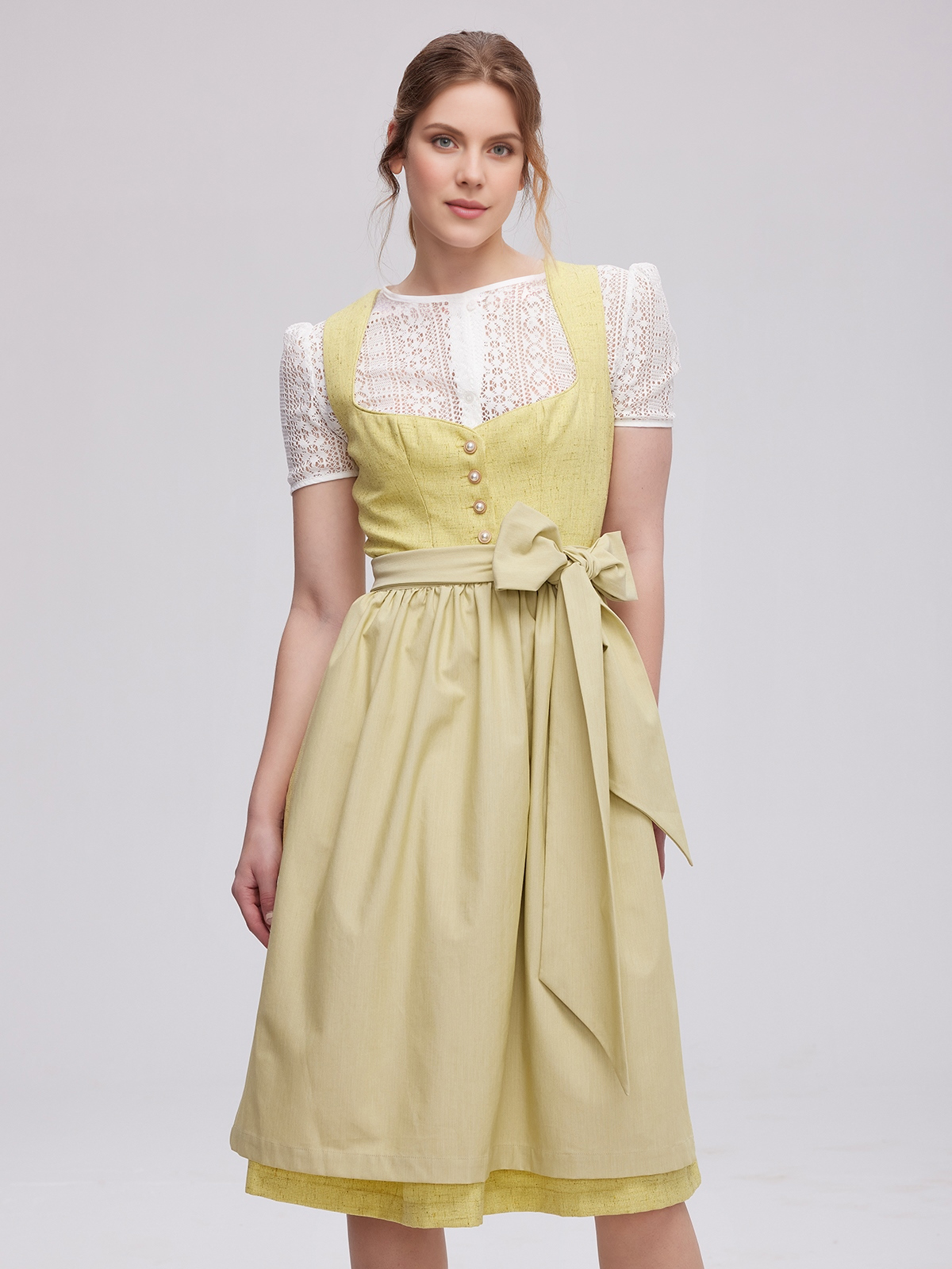 Gelbes Dirndl im Sonnenlicht