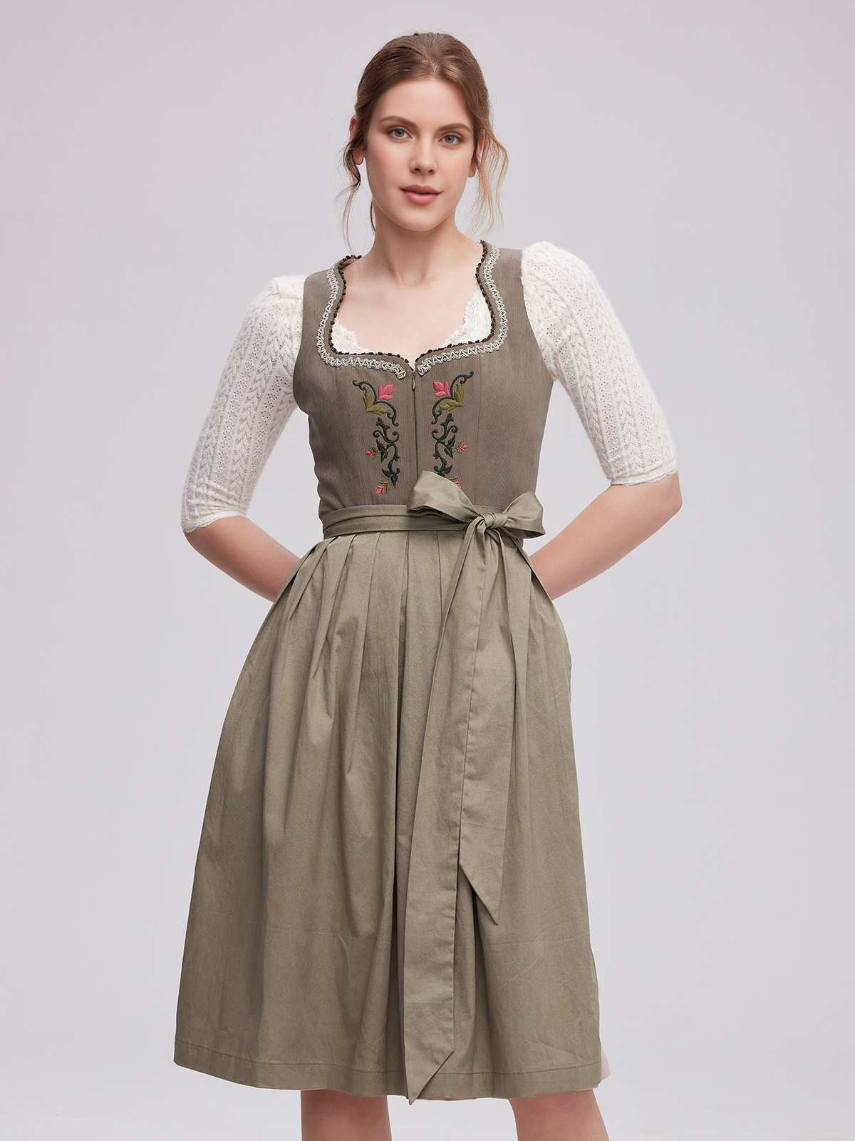 Dirndl Flieder in Grün – ein Hauch von Natur und Eleganz