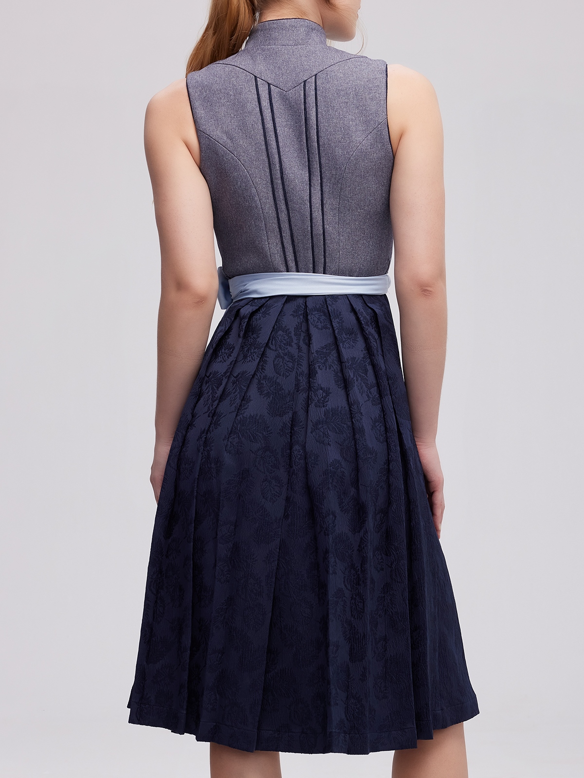 Dirndl in Grau mit modernen Accessoires