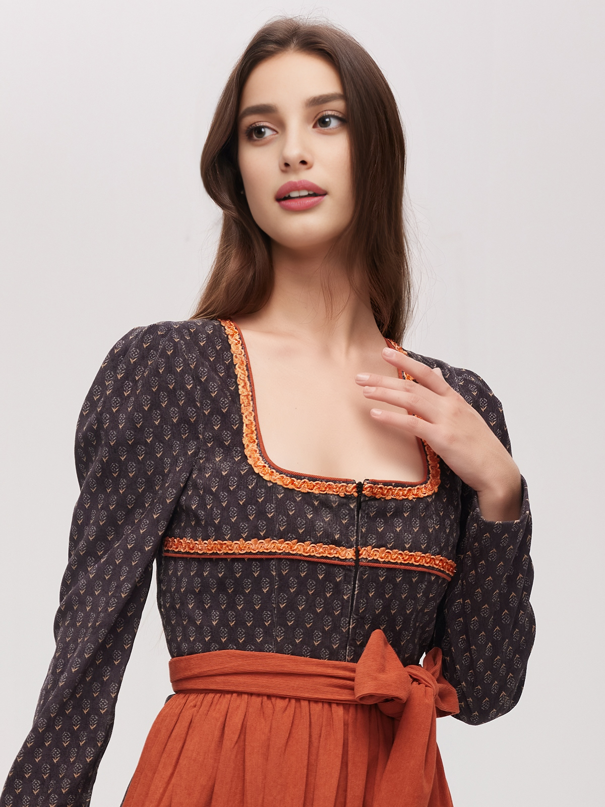 Dirndl Gelb Samt – Eleganz und Tradition vereint
