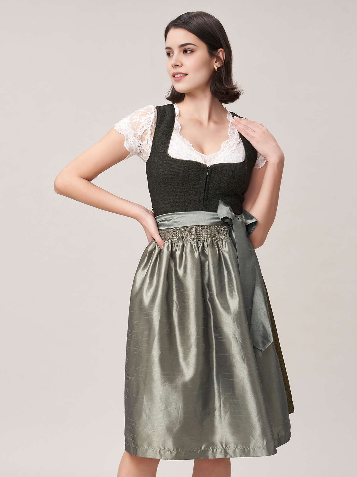 Dirndl in Grün mit femininem Schnitt