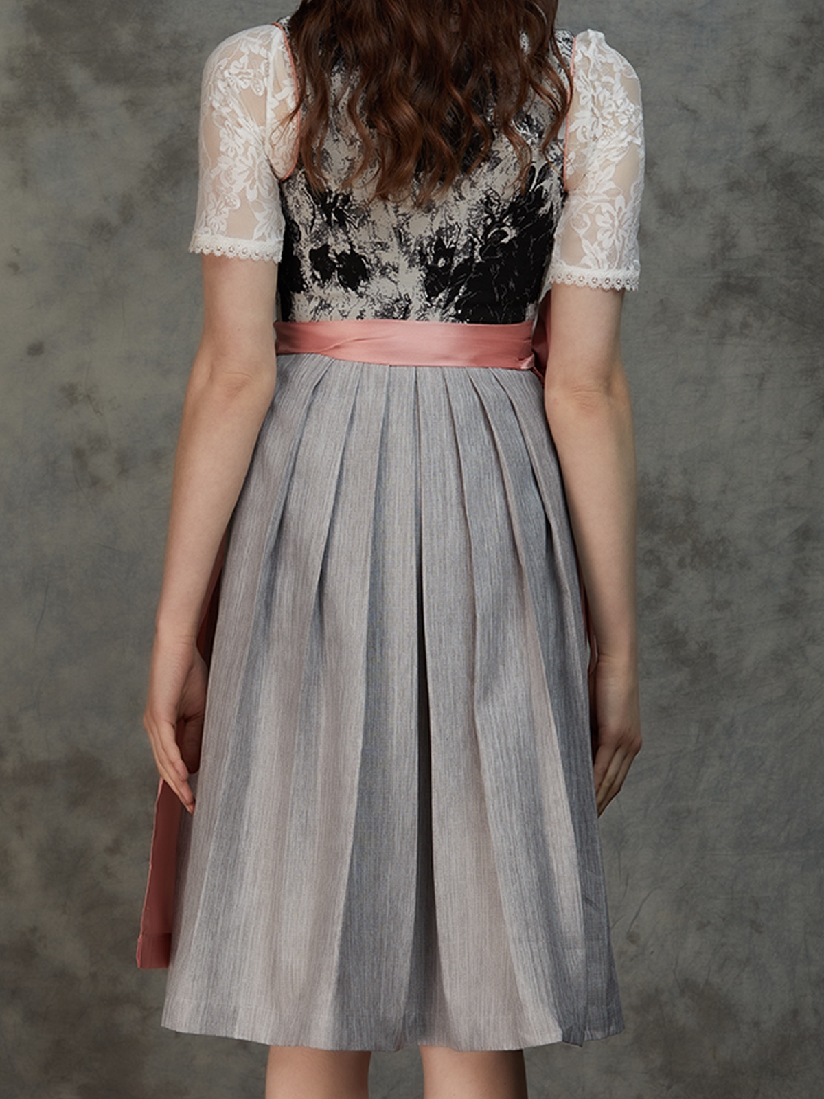 Modernes Dirndl in Schwarz