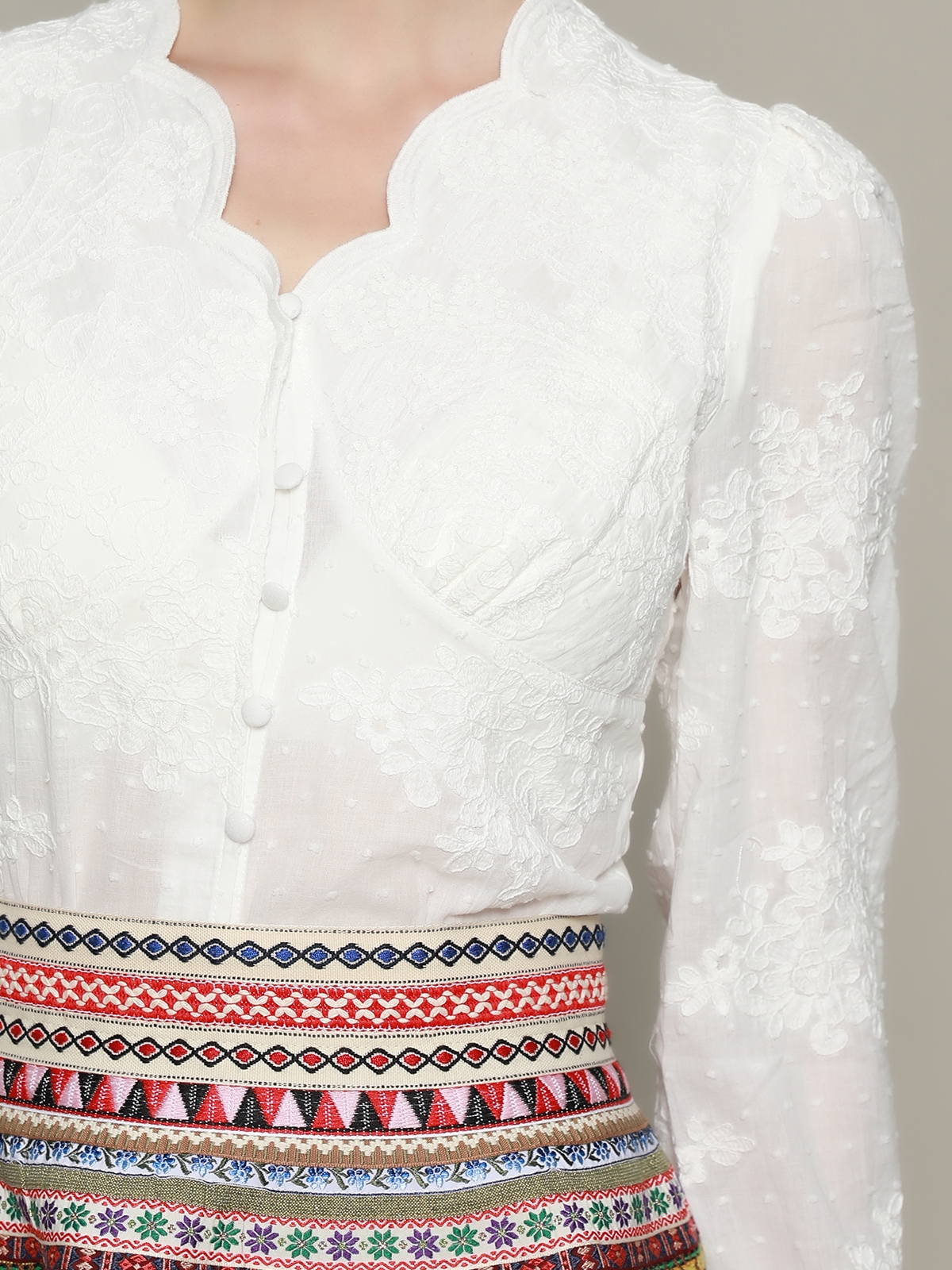 Dirndl 2024 – Elegante Bluse in Weiß