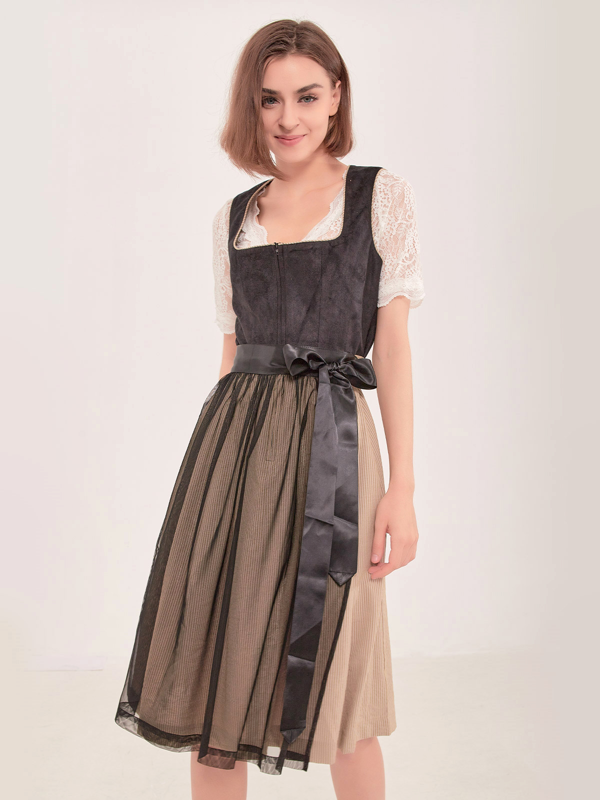 Dirndlbluse Dunkelgrün in eleganter Ausführung