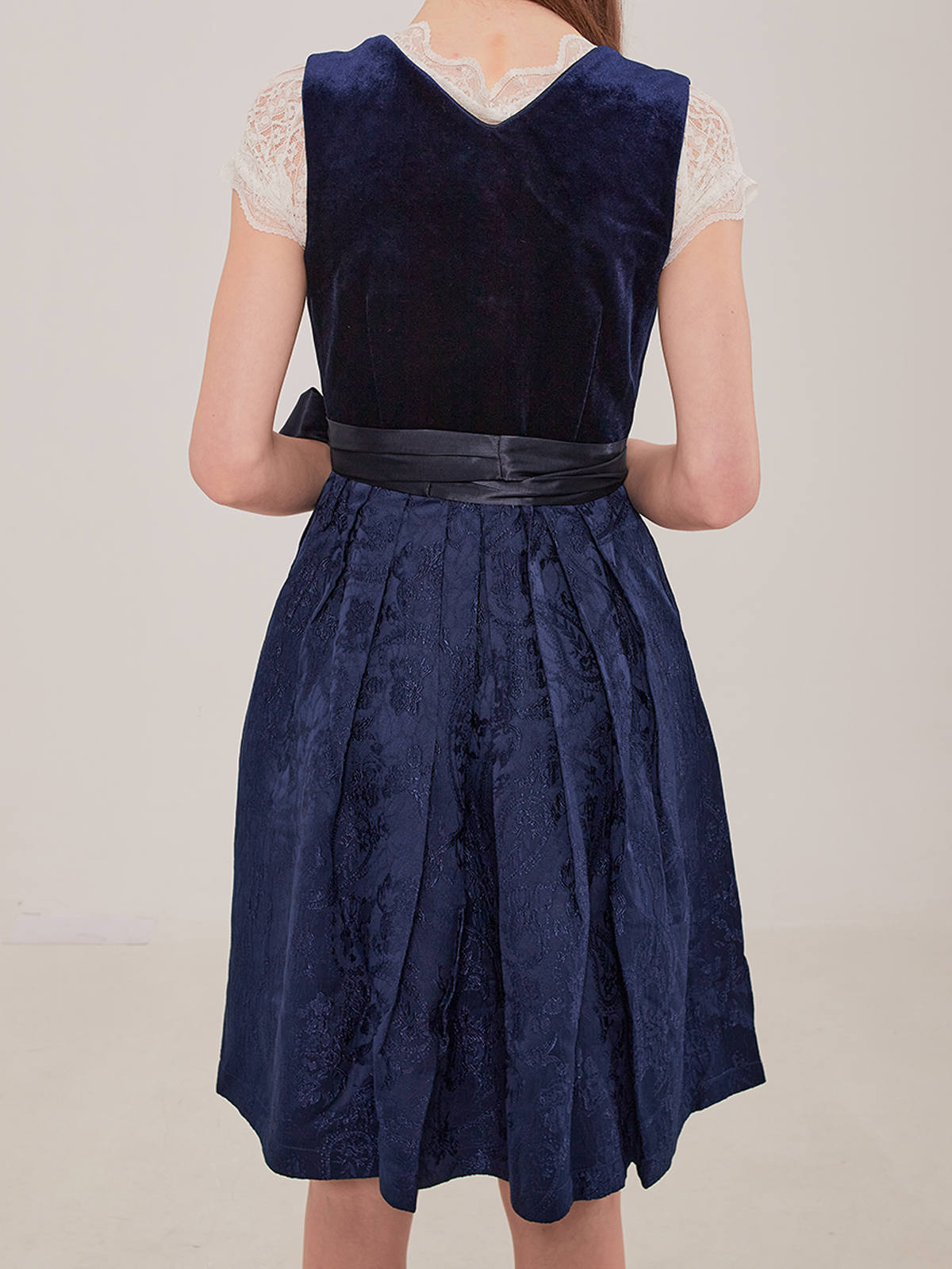 Elegantes dunkelgrünes Dirndl mit modernem Schnitt
