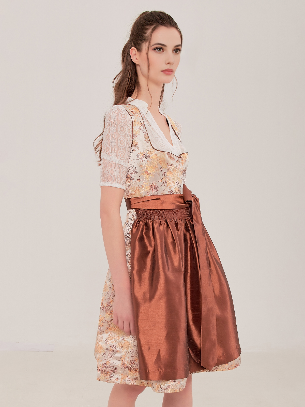 Dirndl in Gelb mit floralen Akzenten