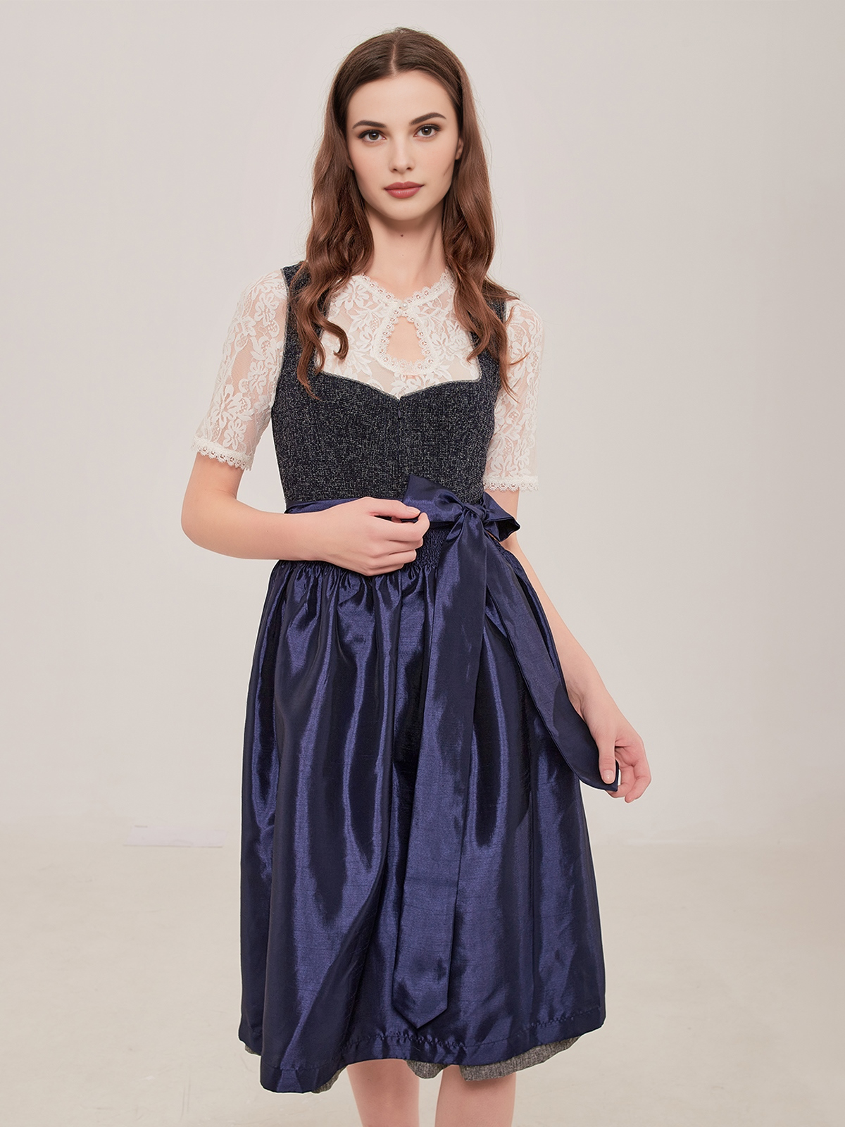 Dirndl in blau-rosa Kombination