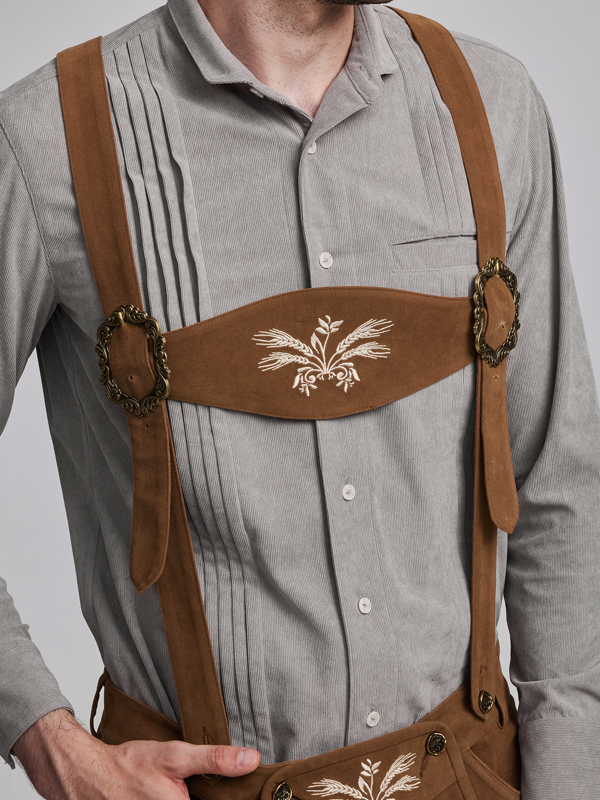 Traditionelles Dirndl mit Langarmbluse