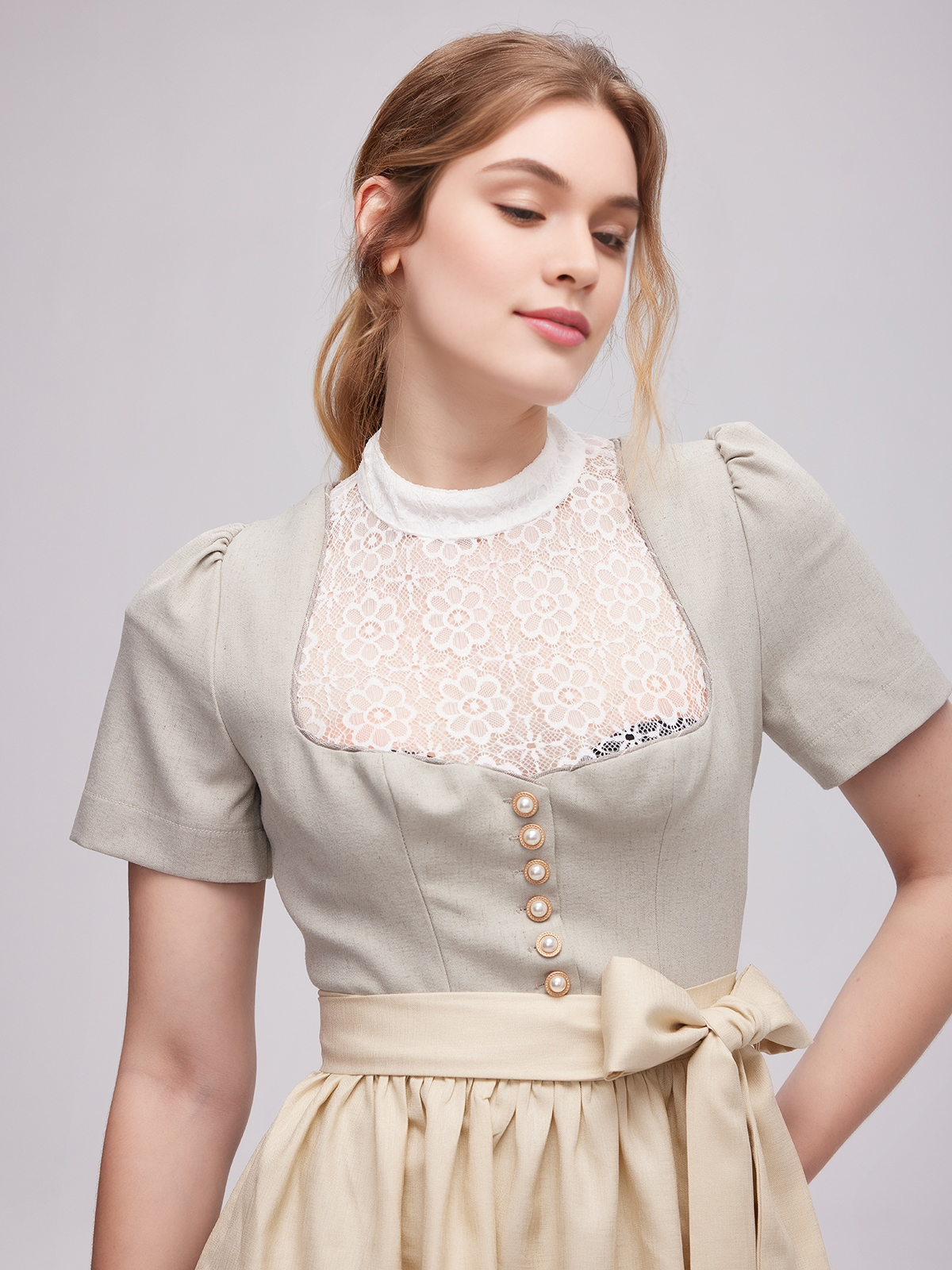 Ein graues Dirndl kurzarm mit modernem Schnitt