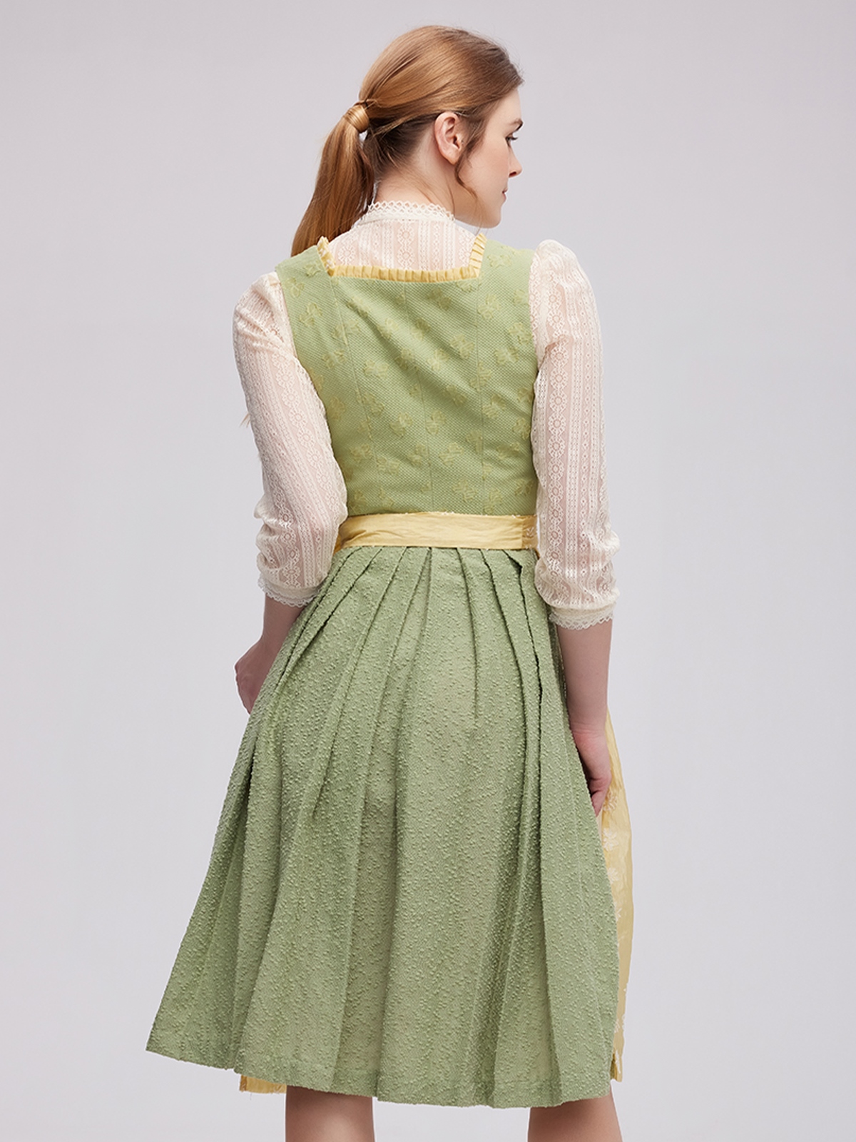 Schwarze Dirndlbluse mit Grünem Dirndl