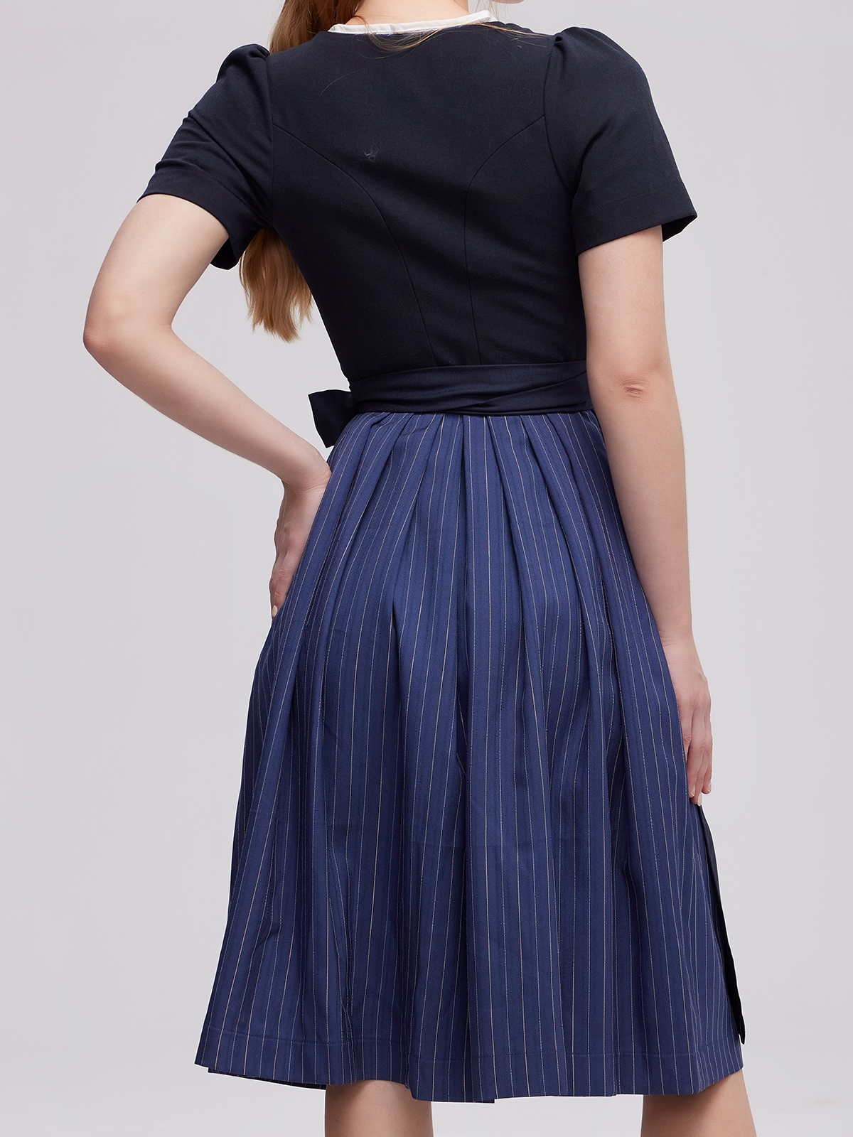 Klassisches blaues Dirndl mit weißer Schürze