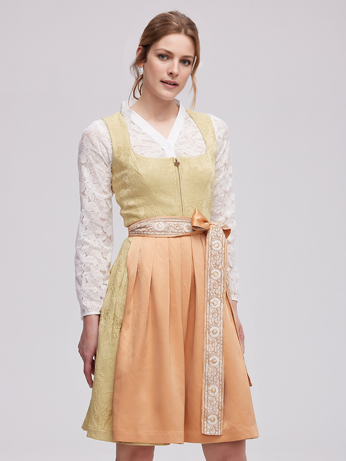 Mini Dirndl Grün – stilvoll und vielseitig