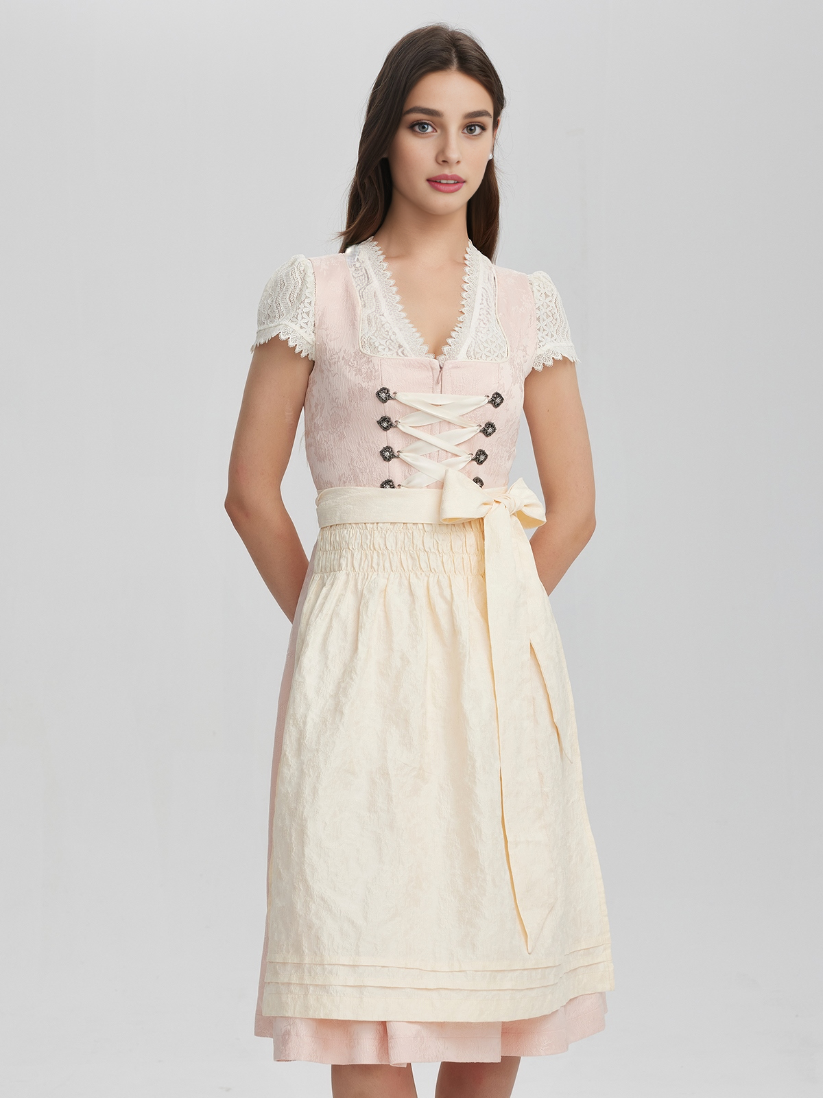 Dirndl Babyblau mit zarten Details