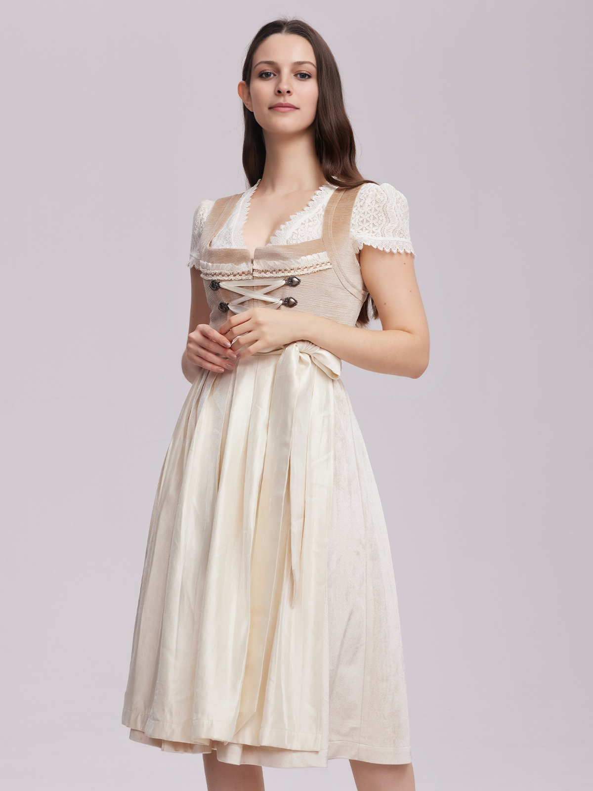Dirndl in Braun mit schwarzer Bluse