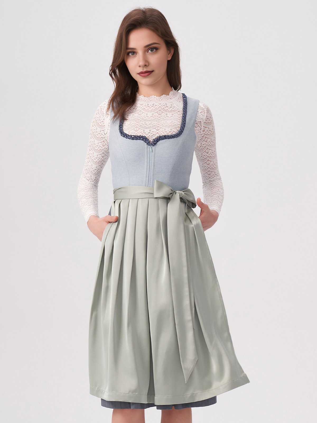 Ein blaues Dirndl mit floralen Details