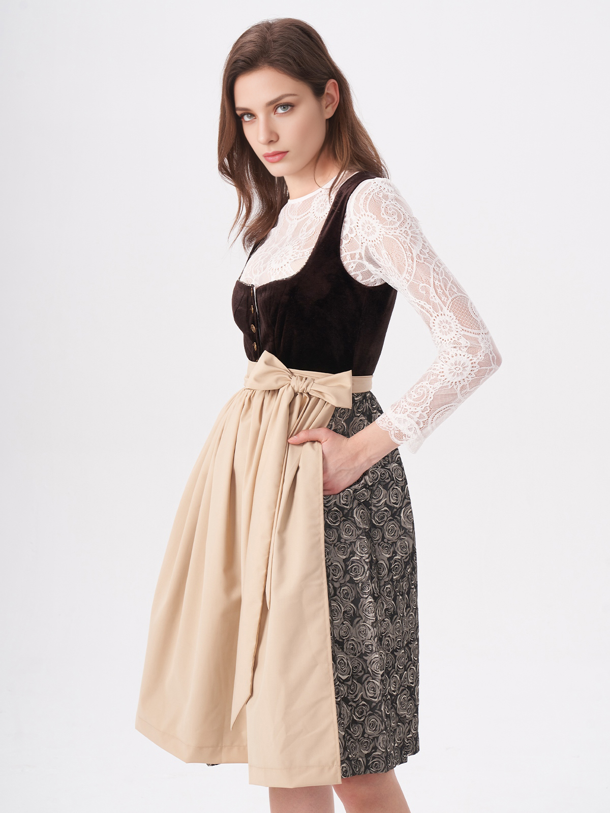 Modernes Dirndl in Braun