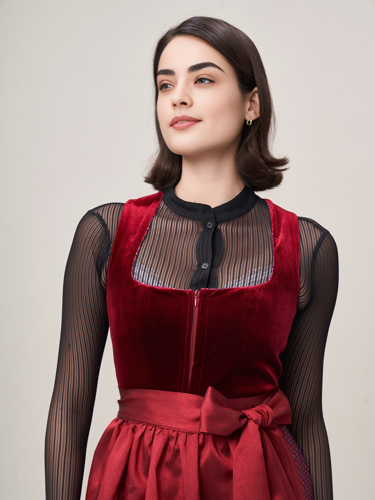 Modernes rotes Dirndl mit schlanker Silhouette