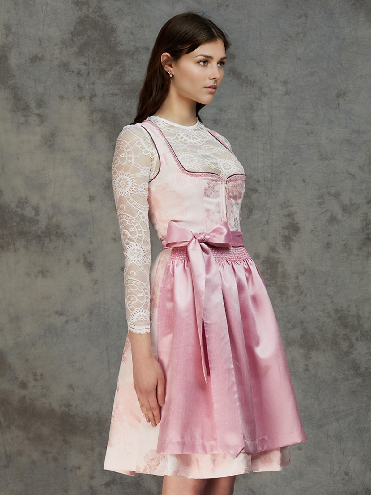 Modernes Dirndl in Blau mit schmaler Taille und leichtem Stoff