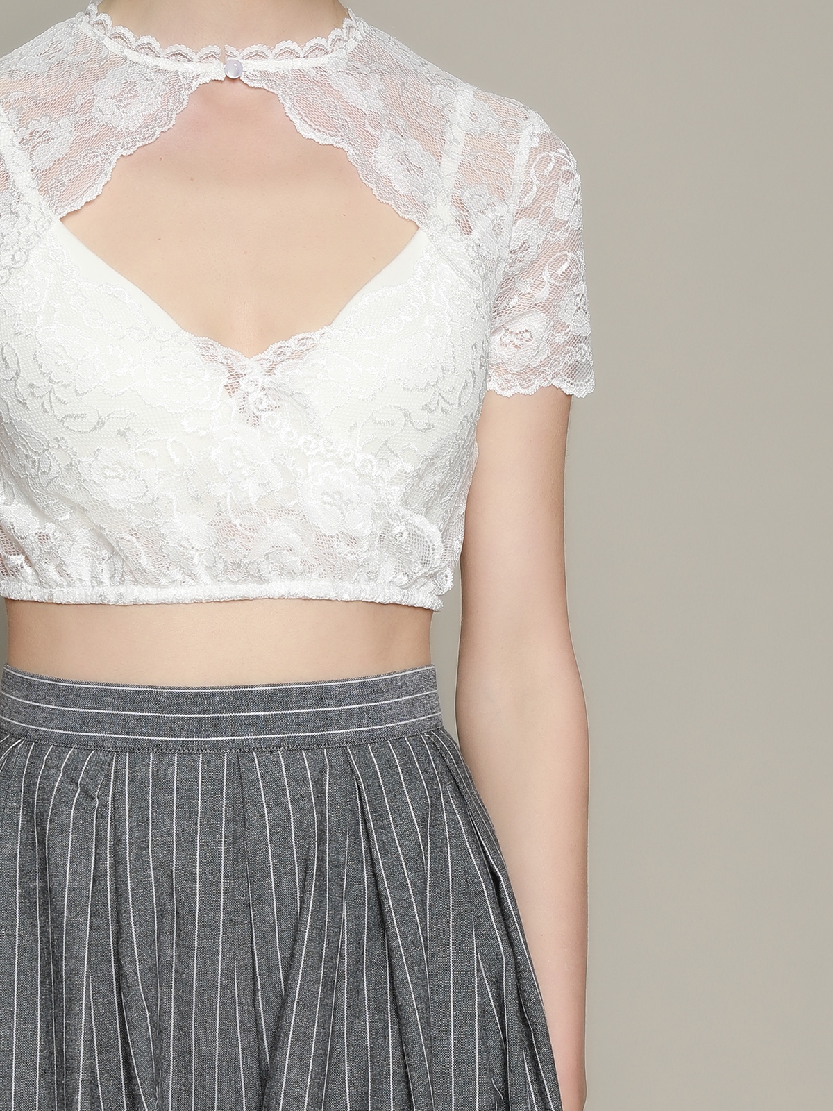 Dirndl in Grün mit weißer Bluse – ein klassischer Look mit modernem Twist