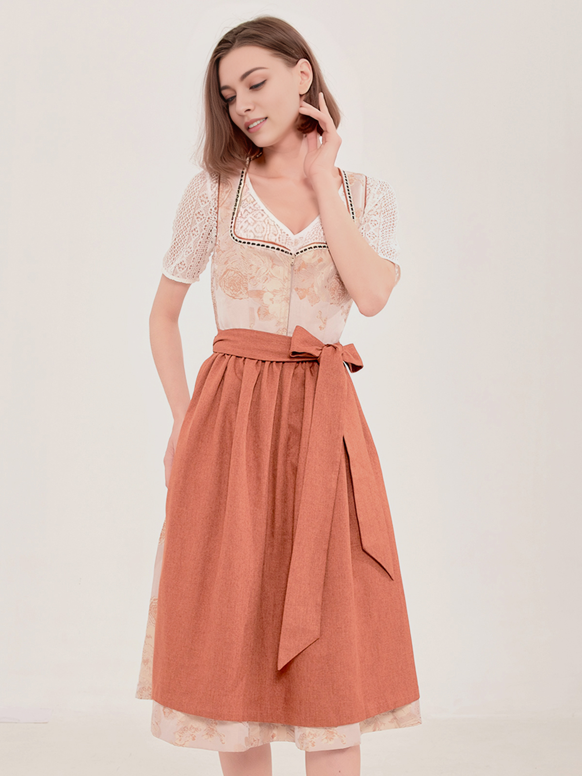 Modernes Dirndl in Braun