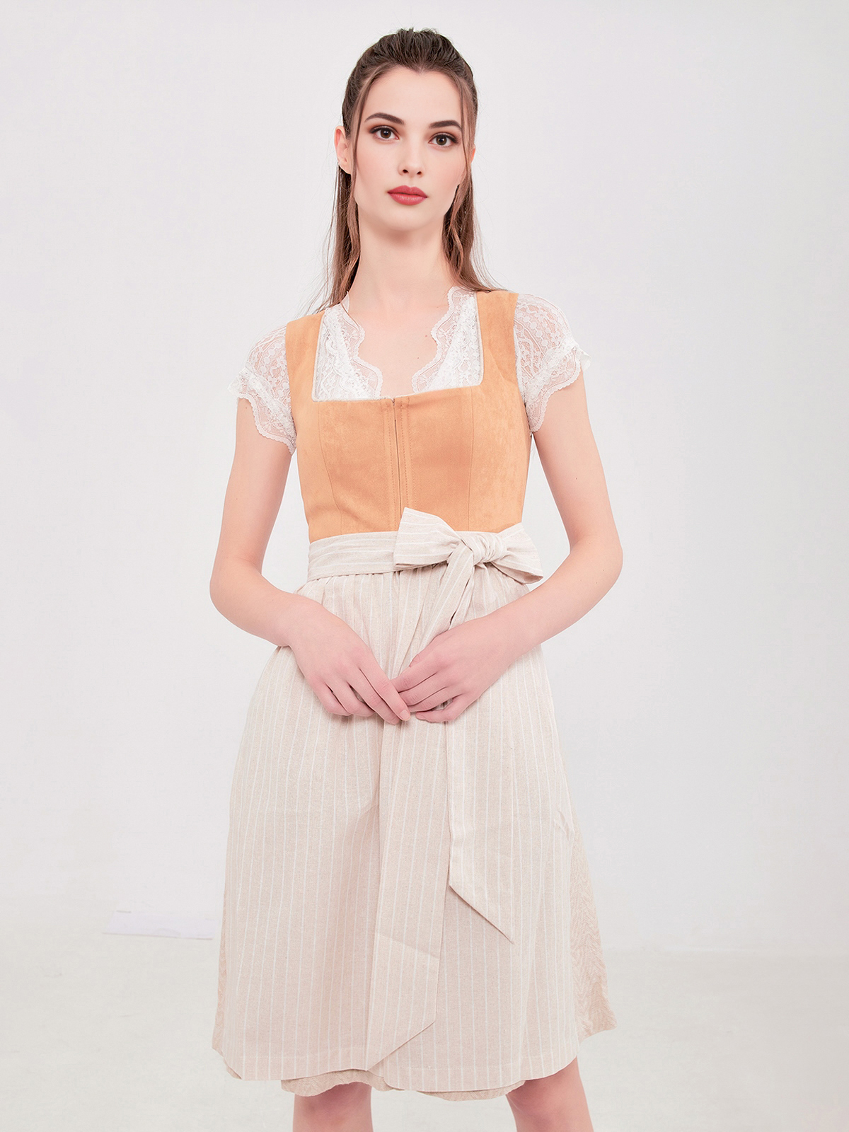 Modernes Dirndl in Braun – perfekt für den urbanen Style
