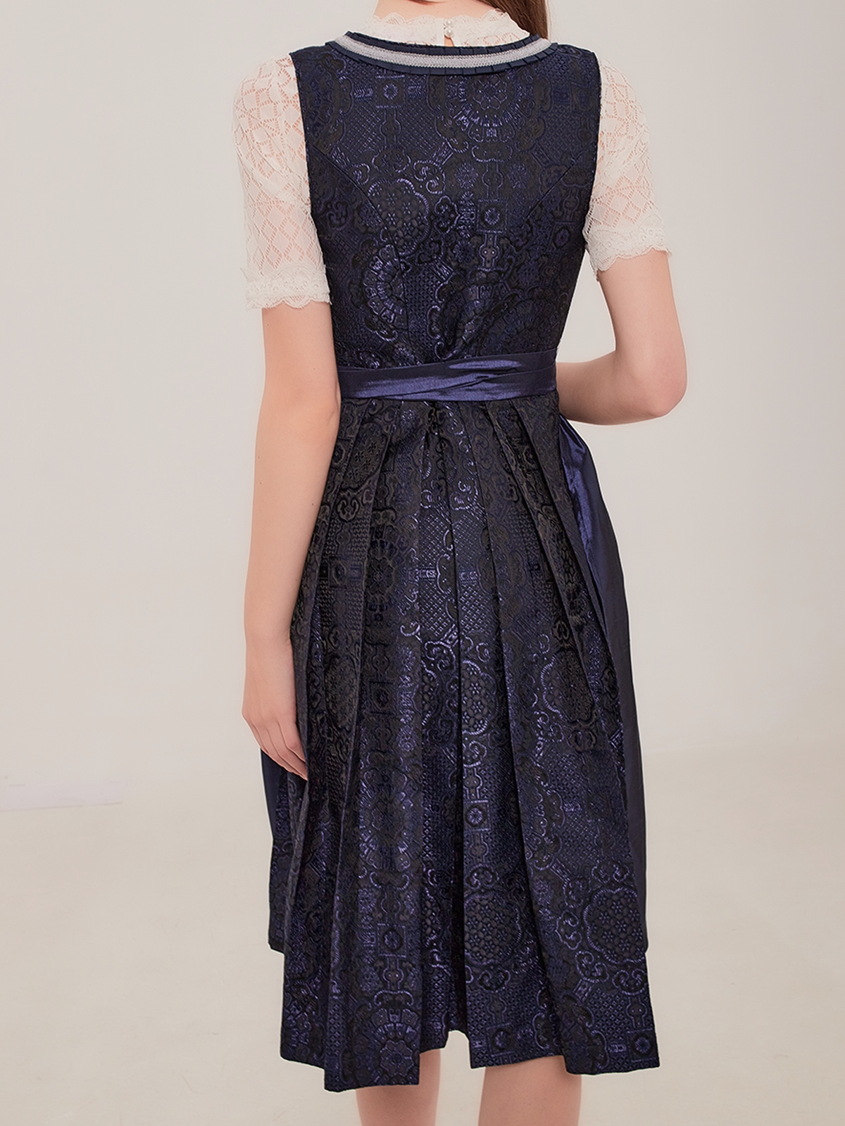 Modernes Dirndl in Blau mit eleganter Silhouette