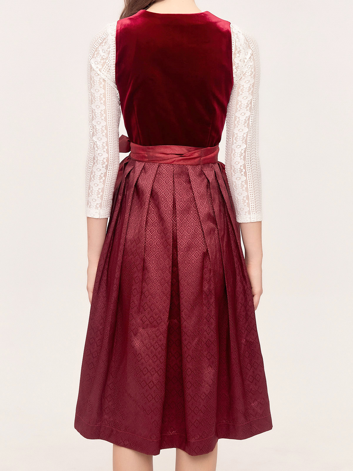 Modernes rotes Dirndl mit schlanker Silhouette