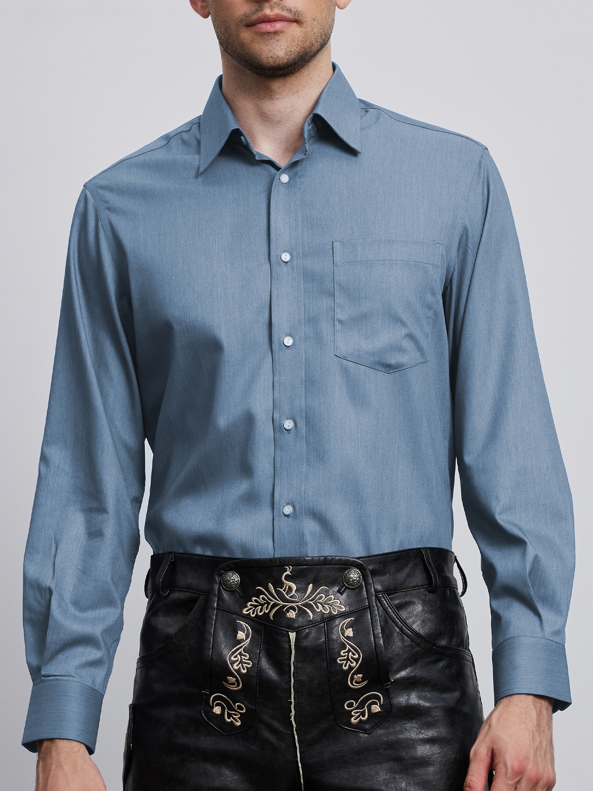 Modernes Dirndl mit blauer Bluse